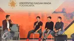 Iko Uwais (kedua kiri) saat mengisi acara Emtek Goes To Campus 2016 sekaligus mempromosikan film terbarunya 'Headshot', Yogyakarta, Rabu (2/11). Iko berbagi pengalaman seputar dunia film. (Liputan6.com/Helmi Afandi)