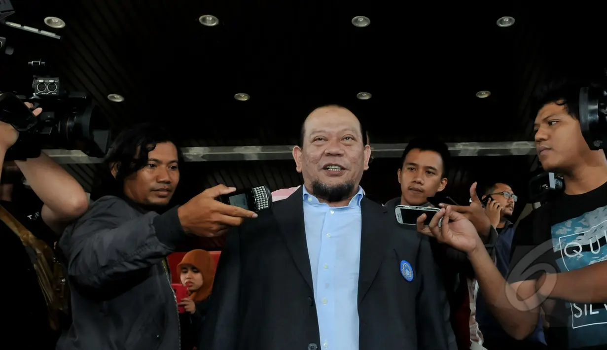 Usai menghadiri Kongres Luar Biasa PSSI di Surabaya, La Nyalla Mataliti langsung meluncur ke Kantor Menpora), Senin (20/4/2014). La Nyalla ingin meminta kejelasan tentang pembekuan PSSI oleh Menpora. (Liputan6.com/Johan Tallo)