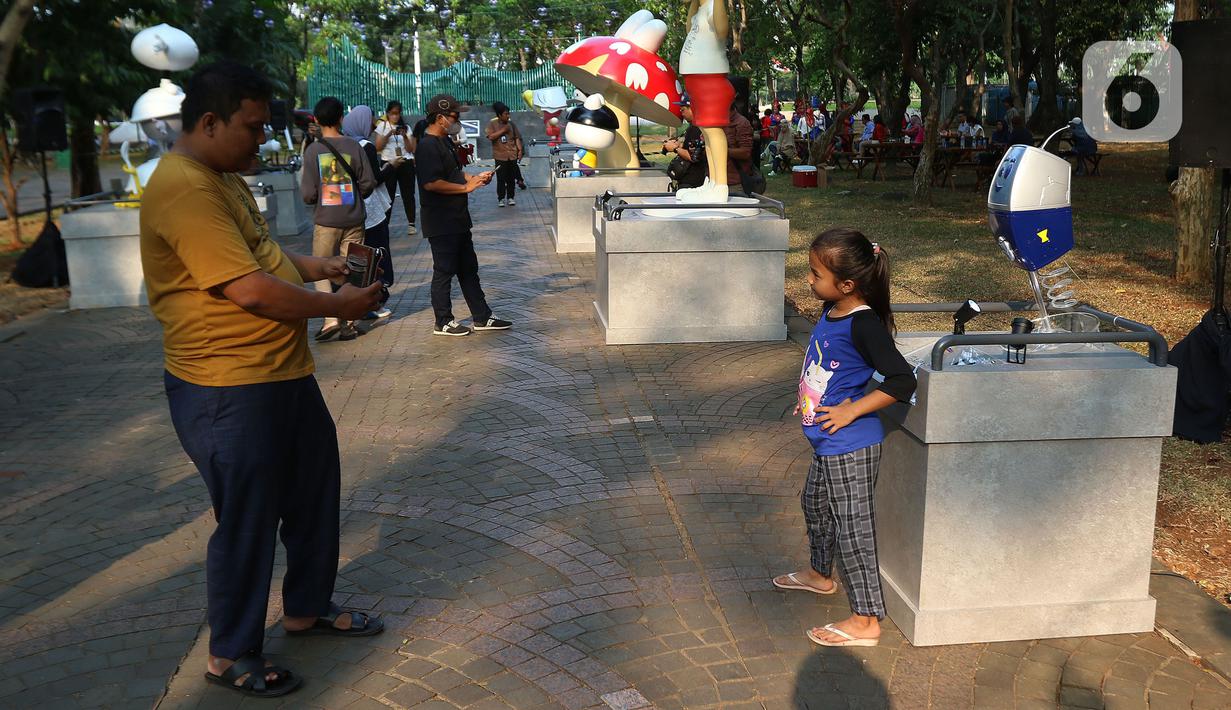 Pengunjung melihat karakter kekayaan intelektual 2023 di Plasa Selatan Monas, Jakarta, Sabtu (19/8/2023). (Liputan6.com/Angga Yuniar)
