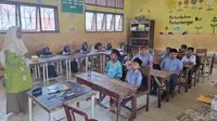 Cerita Guru di Pidie Jaya Aceh Berjalan 2 Km Terjang Lumpur Banjir Menuju Sekolah