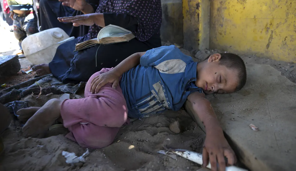 Ribuan pengungsi dari Kota Gaza dan bagian utara Jalur Gaza telah mendirikan tenda-tenda hingga menjadi pemukiman yang luas di kota tersebut, termasuk di sepanjang pantai Laut Mediterania. (AP Photo/Abdel Kareem Hana)