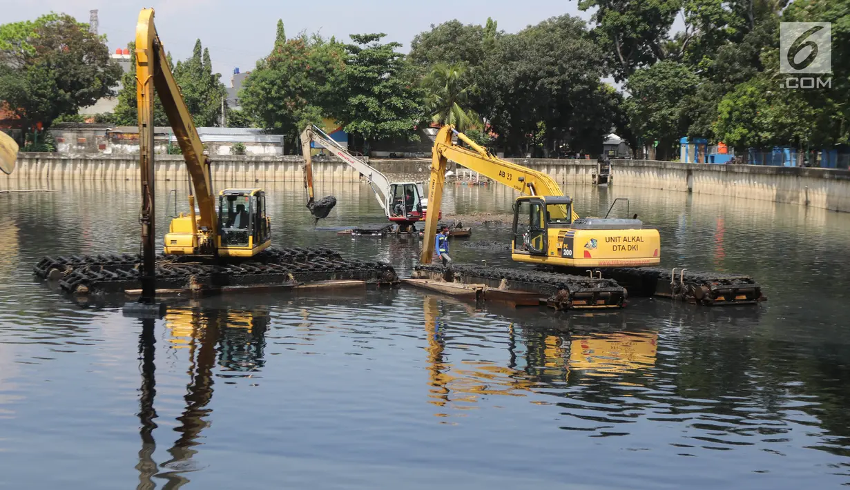 Alat berat dikerahkan petugas untuk melakukan pengerukan di Waduk Grogol, Jakarta, Senin (9/4). Pengerukan dilakukan guna meningkatkan daya tampung waduk sebagai bagian dari upaya mengatasi banjir. (Liputan6.com/Arya Manggala)