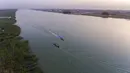 Foto udara ini memperlihatkan para nelayan di perairan Shatt al-Arab di Basra, Irak, Selasa (7/6/2022). Shatt al-Arab, atau Arvand Rūd adalah sungai yang terletak di Asia Barat Daya. Sungai ini memiliki panjang sekitar 200 km. (AP Photo/Nabil al-Jurani)