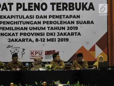 Komisioner KPU DKI Jakarta memimpin rapat pleno rekapitulasi dan penetapan hasil penghitungan perolehan suara Pemilu 2019 tingkat Provinsi DKI Jakarta di Hotel Bidakara, Kamis (9/5/2019). Proses rekapitulasi akan dilakukan hingga 12 Mei 2019. (merdeka.com/Iqbal S. Nugroho)
