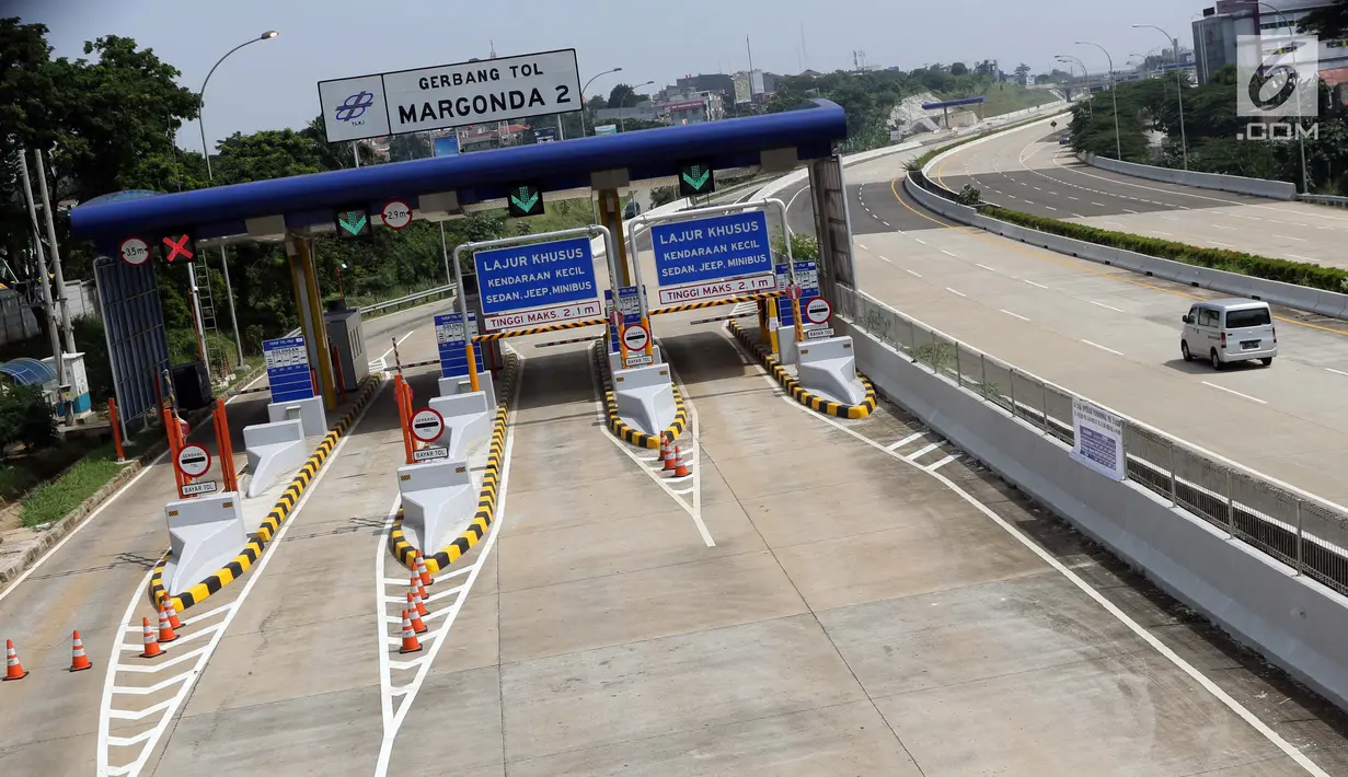 Pengendara melintasi gerbang tol Margonda II, Depok, Jawa Barat, Selasa (4/6/2019). Pembukaan ruas tol Cijago Seksi II secara fungsional tersebut dimulai 3 Juni 2019 pukul 14.00 WIB hingga 10 Juni 2019 pukul 14.00 WIB. (Liputan6.com/Helmi Fithriansyah)