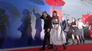Aktor Colin Firth dan istrinya Livia Giuggioli saat menghadiri "Franca Sozzani Award" selama Festival Film Venice ke-74 di Venesia, Italia, (1/9). Angin dan Hujan membuat karpet merah di acara tersebut tergenang air. (AP Photo / Domenico Stinellis)