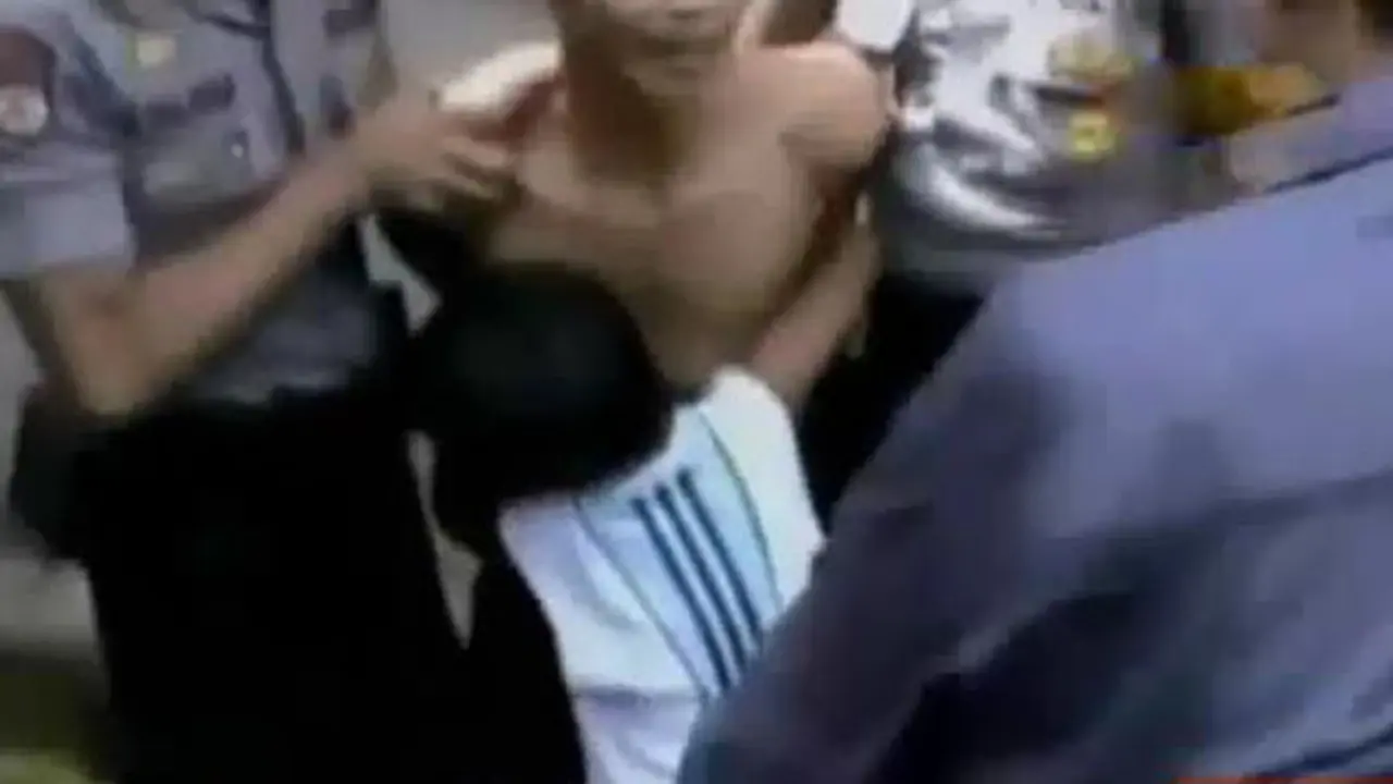 VIDEO: Penggerebekan Narkoba Diwarnai Isak Tangis Keluarga