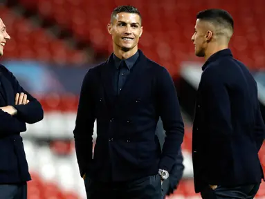 Striker Juventus, Cristiano Ronaldo (tengah) berbincang dengan rekannya di Old Trafford, Manchester, Inggris (22/10). Ronaldo akan bertanding melawan bekas klub lamanya Manchester United pada grup H Liga Champions. (AP Photo/Martin Rickett)