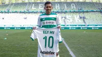 Pesepak bola Indonesia, Egy Maulana memakai jersey nomor 10 saat diperkenalkan sebagai pemain baru Lechia Gdansk di Stadion Energa Gdańsk, Polandia, Minggu (11/3/2018). Dirinya dikontrak Lechia Gdansk selama tiga musim. (Lechia Gdansk)