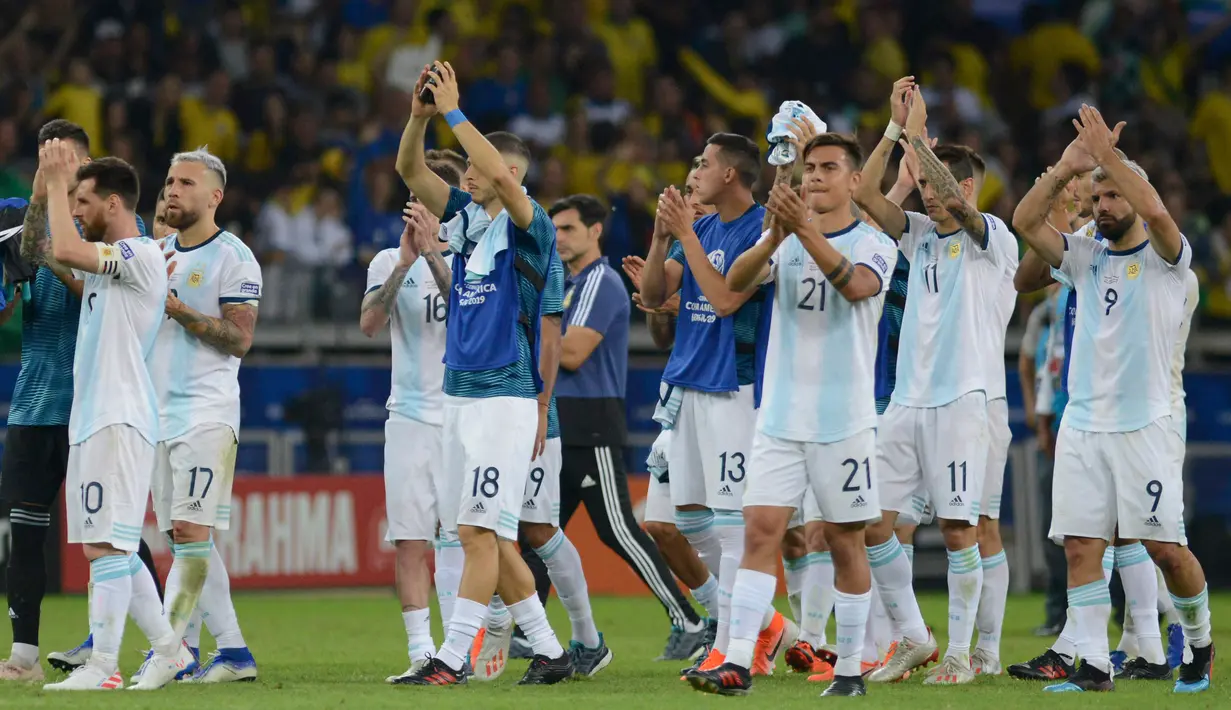 Para pemain Argentina mengucapkan selamat tinggal kepada penonton setelah kalah dari Brasil dalam semifinal Copa America 2019 di Stadion Mineirao, Belo Horizonte, Brasil, Selasa (2/7/2019). Brasil lolos ke final Copa America 2019 setelah menghajar Argentina 2-0. (AP Photo/Eugenio Savio)