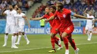 Striker Inggris, Harry Kane, merayakan gol yang dicetaknya ke gawang Tunisia pada laga Grup G Piala Dunia di Volgograd Arena, Volgograd, Senin (18/6/2018). Inggris menang 2-1 atas Tunisia. (AP/Sergei Grits)