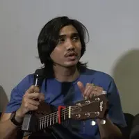 Bukan mencari ide lagu, Sheila on 7 suka berdebat karena masalah ini.