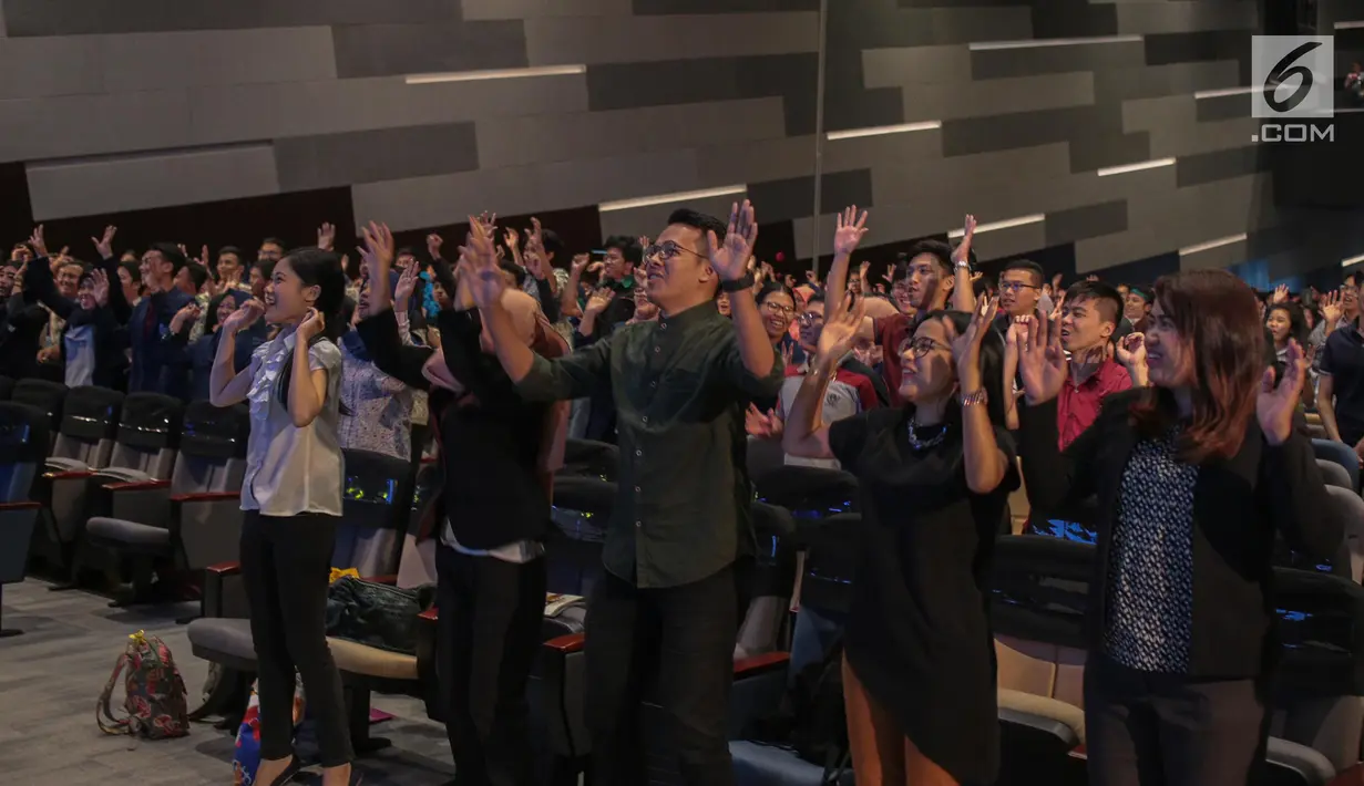 Sejumlah peserta mengikuti motivasi Tung Desem Waringin selama Emtek Goes to Campus 2018 di Universitas Kristen Petra, Surabaya, Jawa Timur, Rabu (14/11). Tung Desem memotivasi peserta dengan pengalaman-pengalaman hidupnya. (Liputan6.com/Faizal Fanani)