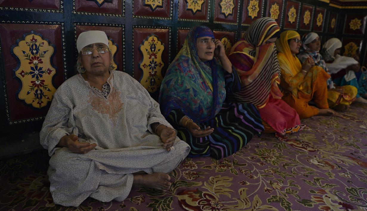 Muslim Kashmir berdoa saat ziarah ke makam Syekh Abdul Qadir Jaelani saat bulan Ramadan di pusat kota Srinagar, Kashmir (24/5). (AFP/Tauseef Mustafa)