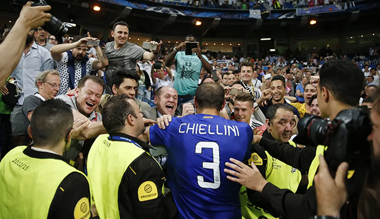Giorgio Chiellini merayakan keberhasilan Juventus ke babak final Liga Champions bersama pra suporter di Estadio SAntiago Bernabeu, Madrid. 