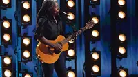 Penyanyi-penulis lagu asal Amerika Serikat, Tracy Chapman, tampil di atas panggung dalam acara Penghargaan Grammy Tahunan ke-66 di Crypto.com Arena, Los Angeles, 4 Februari 2024. (Valerie Macon/AFP)