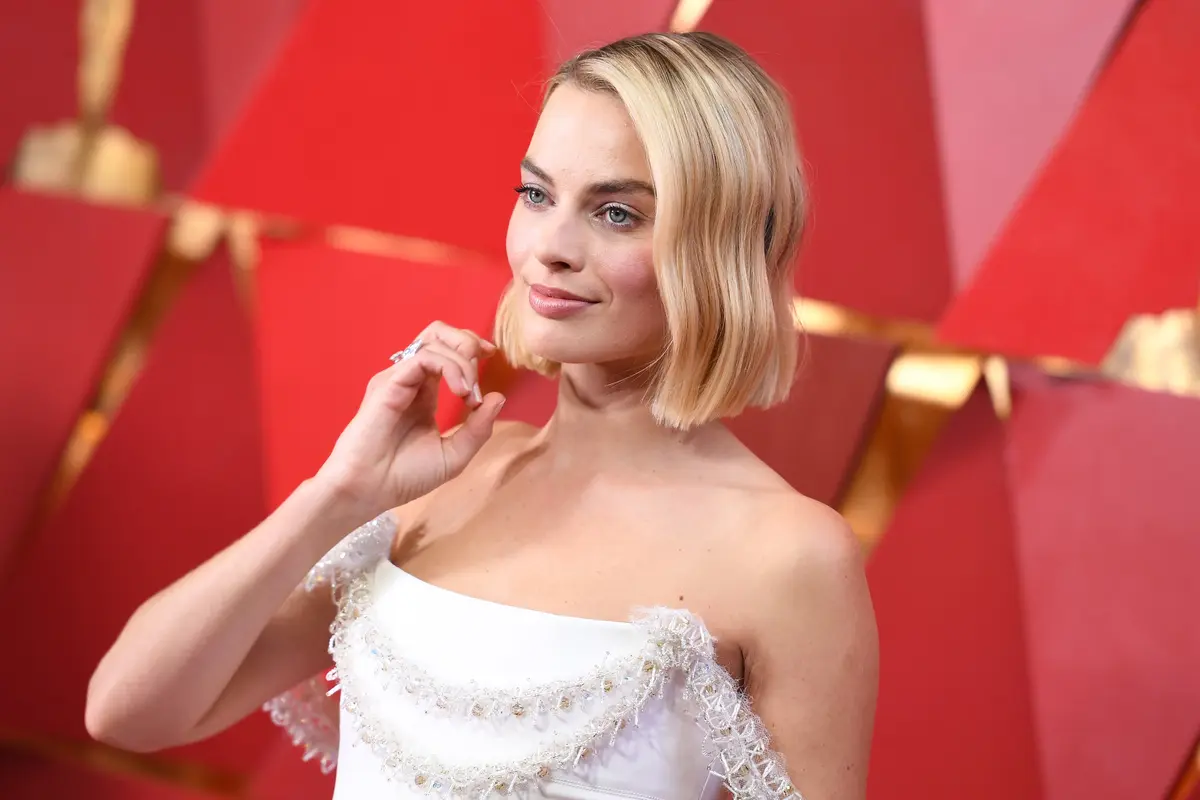 Kenakana Gaun Putih, Margot Robbie Tampil Menawan Saat Hadiri Academy Awards