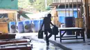 Pedagang memikul jeriken berisi air bersih saat didistribusikan kepada pelanggan di Kawasan Muara Angke, Jakarta, Kamis (28/5/2026). (Kapanlagi.com/Budy Santoso)