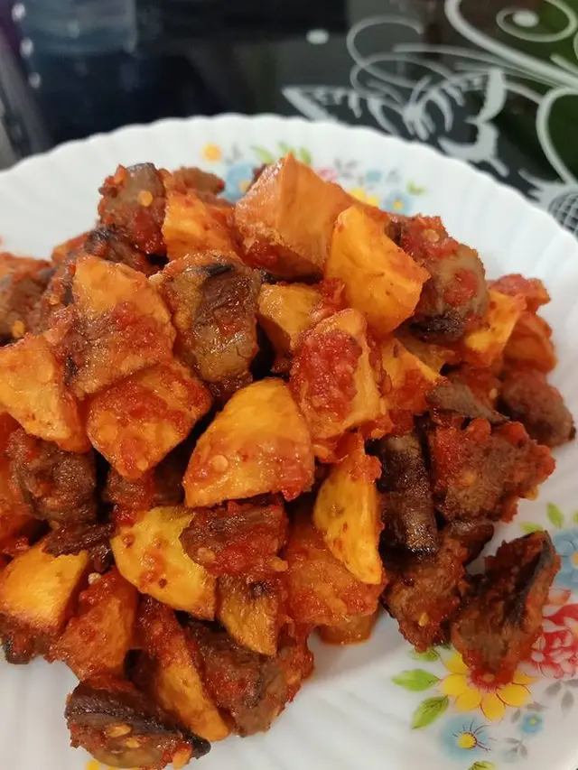 Sepiring ati ampela pedas manis dengan kentang