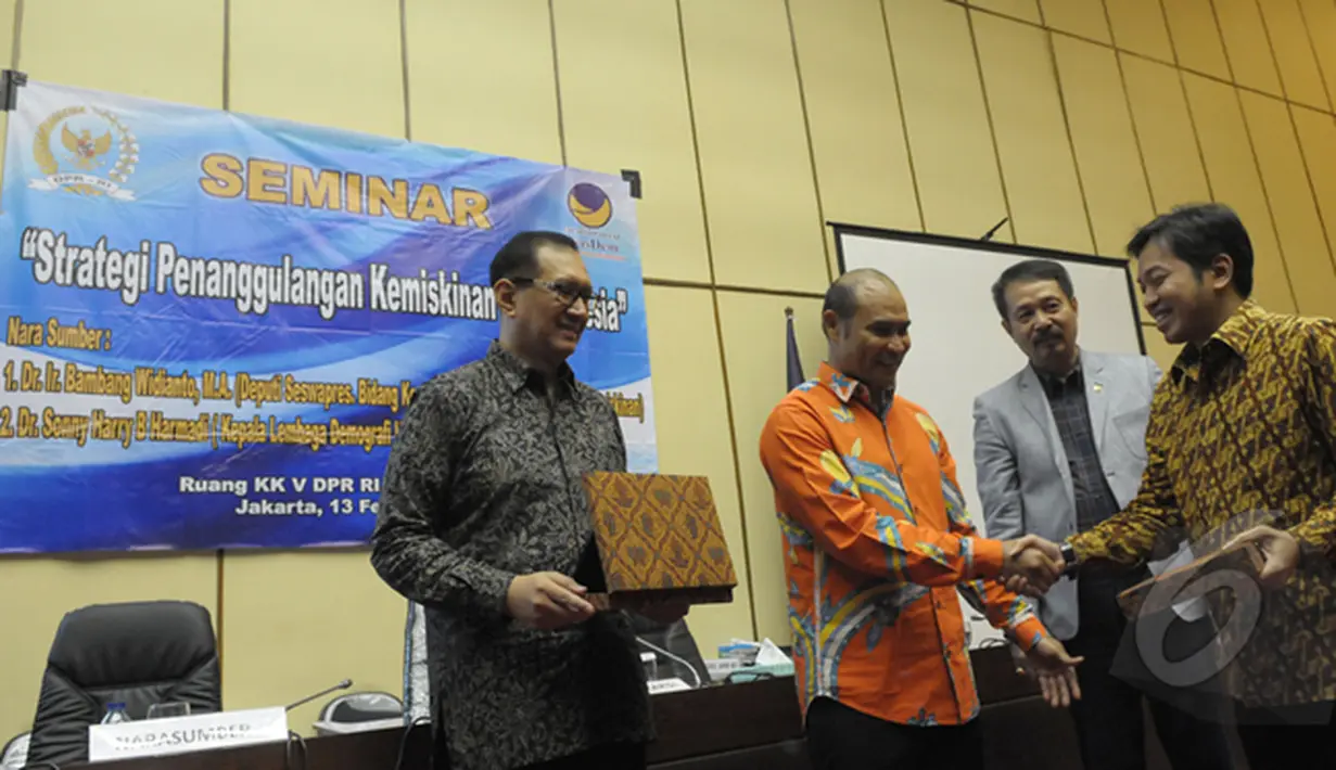 Victor Laiskodat (kedua dari kiri) memberikan cinderamata pada Sonny Harry B Harmadi (kanan) di Gedung DPR, Jakarta Jumat (13/2/2015). Seminar membahas tentang Strategi Penanggulangan Kemiskinan di Indonesia. (Liputan6.com/Andrian M Tunay)