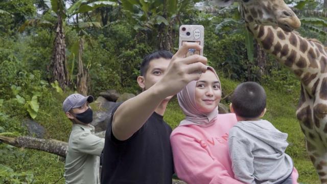 Tetap Mesra, Ini 6 Momen Liburan Citra Kirana dan Rezky Adhitya Bareng Anak