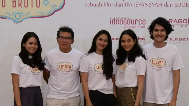 Baskara Mahendra dengan para pemain film Losmen Bu Broto. (Foto: Dok. Paragon Pictures)