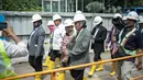 Anggota Komisi V DPR melakukan kunjungan kerja di Stasiun MRT Bundaran HI, Jakarta, Kamis (6/4). Dalam kunjungan kerja tersebut para anggota komisi V DPR melihat progres pembangunan stasiun MRT Bunderan HI. (Liputan6.com/Faizal Fanani)