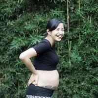 Pemeran Kirana Larasati, saat kehamilan perdananya, Kirana mengunggah beberapa foto yang terlihat perut buncitnya. Bahkan dibawah pusernya terlihat ada tato yang menghiasi perutnya. (Instagram)