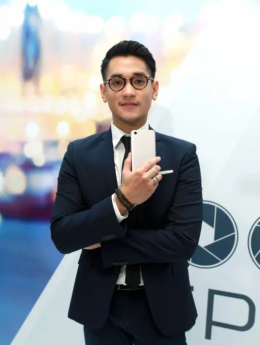 "Pevita itu orangnya rileks banget. Itu yang gue salut sih. Gue harus mulai contoh kesantaian lo menghadapi sesuatu. Dia hard worker banget dan jarang komplain," ungkap Afgansyah Reza, di kawasan SCBD, Jumat (10/2/2017). (Nurwahyunan/Bintang.com)