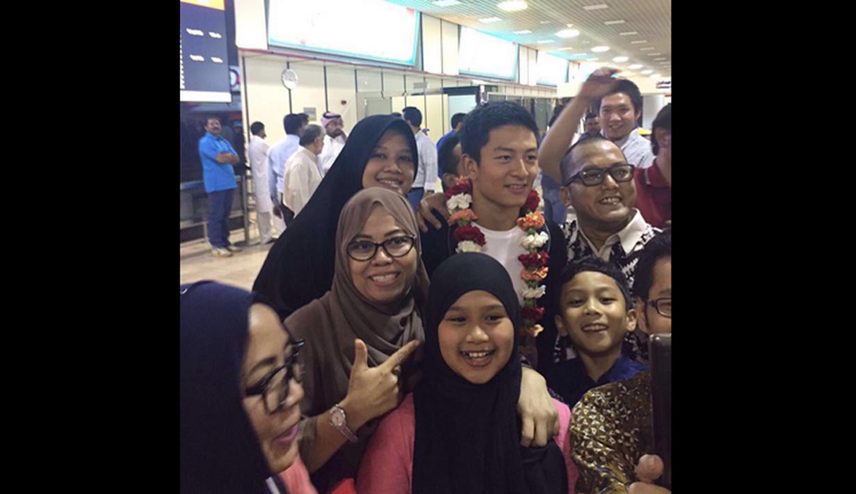 Warga Indonesia dan staf KBRI Manama menyambut Rio Haryanto saat tiba di Bandar Udara Internasional Bahrain, Selasa (29/3/2016). (Bola.com/Twitter)