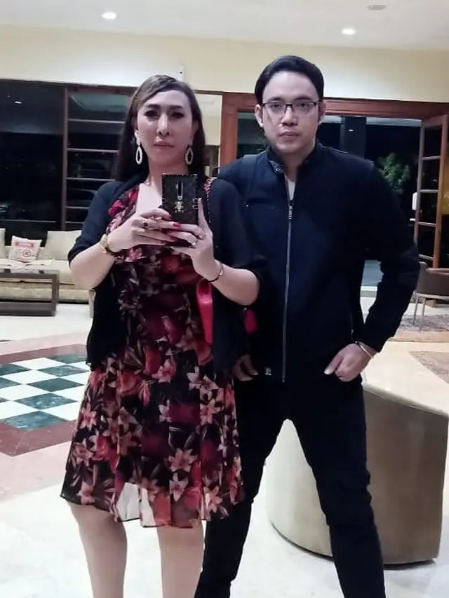 5 Momen Sandy Tumiwa dan Henny Mona Usai Menikah, Makin Romantis