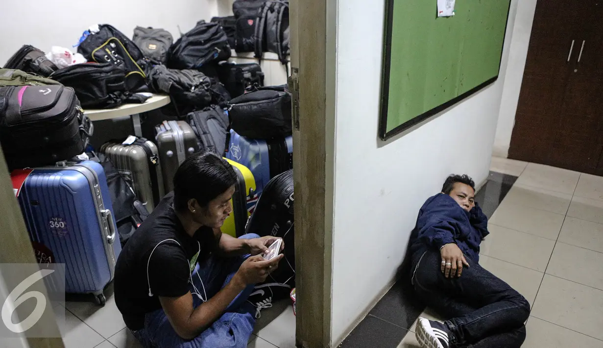 Tumpukan tas dan koper warga Myanmar di Bareskrim Mabes Polri, Jakarta, Rabu (5/8/2015). Sebanyak 45 warga negara Myanmar dievakuasi dari hotel fiducia yang diduga menjadi korban perdagangan orang di Ambon. (Liputan6.com/Faizal Fanani)