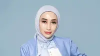 Persiapan influencer dokter Reza Gladys membangun lini skincare yakni riset 1,5 tahun. Bahkan, ia berburu formula berkualitas tinggi hingga ke luar negeri. (Foto: Dok. Instagram @rezagladys)