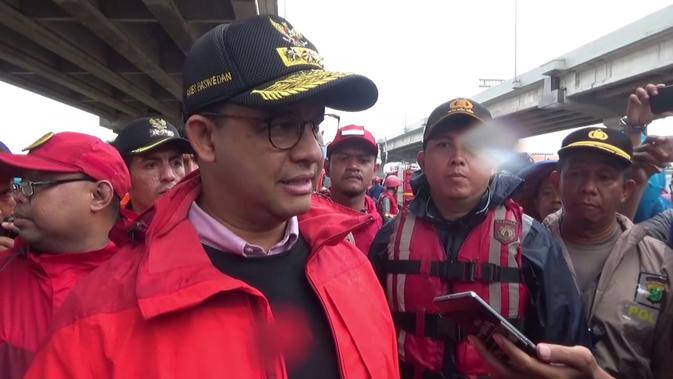 Gubernur DKI Jakarta Anies Baswedan meninjau banjir di kawasan Cipinang Melayu, Jakarta Timur. Rabu (1/1/2020). (Liputan6.com/ Nanda Perdana Putra)