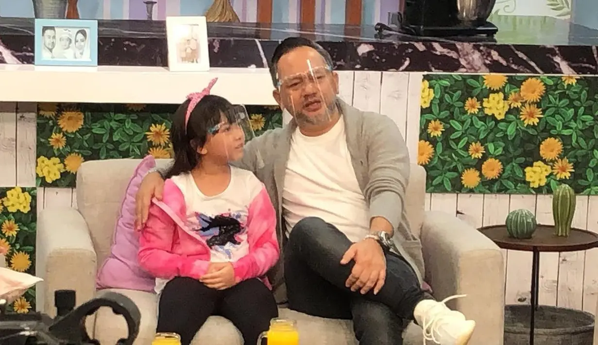 "Pastinya gitu. Mau nggak mau kegiatan Nala pada saat pandemi PSBB dia bilang sama temen temennya. Kegiatan yang real yang tiap hari dia lakukan hilang," kata Indra Brasco di Trans TV, Jakarta Selatan, belum lama ini. (Instagram/indrabrasco)