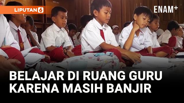 Sekolah Masih Tergenang Banjir, Siswa Belajar di Ruang Guru
