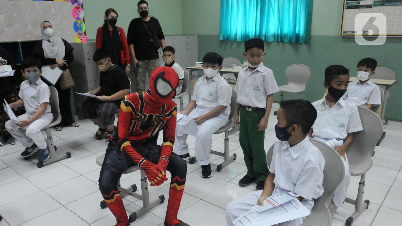 FOTO: Spiderman Dampingi Murid SD Disuntik Vaksin COVID-19