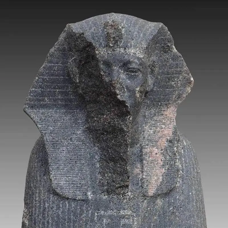 Patung batu firaun Mesir kuno yang tidak lengkap yang ditemukan di area Ain Shams, Kairo, ibu kota Mesir. (Xinhua/Kementerian Pariwisata dan Kepurbakalaan Mesir)
