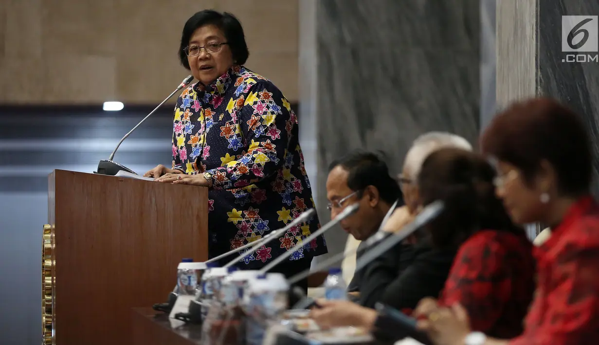 Menteri Lingkungan Hidup dan Kehutanan (LHK), Siti Nurbaya memberikan sambutan dalam pertemuan membahas udara bersih, di Gedung DPR, Jakarta, Kamis (5/10). (Liputan6.com/JohanTallo)