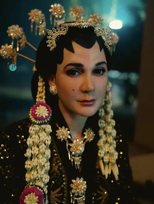 <p>Saat menjadi pengantin Jawa, Luna tampil dengan sanggul khas perempuan Jawa lengkap dengan kembang goyang dan mahkotanya. Tak lupa melati ronce pun dikenakan. [@lunamaya]</p>
