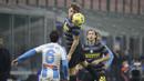 Gelandang Inter Milan, Nicolo Barella (atas), memenangi duel udara dengan bek Napoli, Mario Rui, dalam laga lanjutan Liga Italia 2020/21 Serie A pekan ke-12 di San Siro Stadium, Rabu (16/12/2020). Inter menang 1-0 atas Napoli. (AP/Luca Bruno)