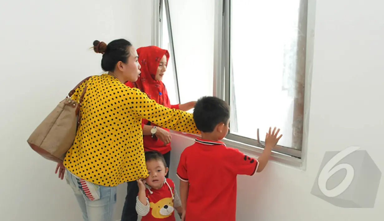 Sejumlah warga melihat fasilitas di dalam rumah susun sederhana sewa (rusunawa) Tambora seusai diresmikan Gubernur DKI Jakarta Basuki Tjahaja Purnama, Jakarta, Selasa (24/2/2015). (Liputan6.com/Herman Zakharia)