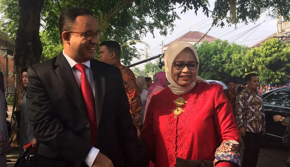 Gubernur DKI Jakarta Anies Baswedan bersama istri saat datang ke pernikahan putri Presiden Jokowi, Kahiyang Ayu dan Bobby Nasution di Gedung Graha Saba Buana, Solo, Rabu (8/11). (Liputan6.com/Lizsa Egeham)