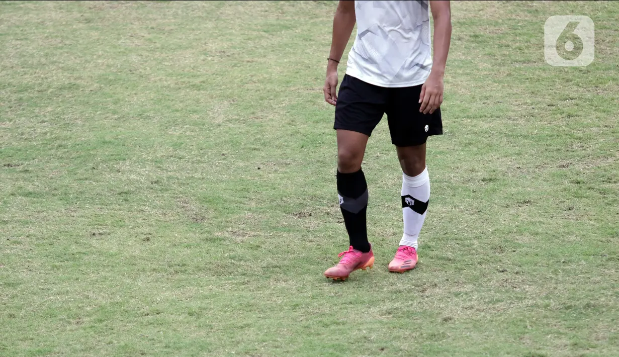 Pesepakbola Timnas U-19 Indonesia menggunakan kaos kaki yang berbeda saat latihan di Lapangan A Gelora Bung Karno, Jakarta, Selasa (30/8/2022). Pelatih Shin Tae-yong menjelaskan, penggunaan kaos kaki yang berbeda (putih untuk kaki kiri dan hitam untuk kaki kanan) dimaksudkan untuk memantau kekuatan dan kelemahan kaki pemain. (Liputan6.com/Helmi Fithriansyah)
