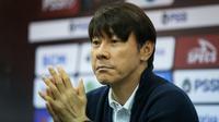 Pelatih kepala Timnas Indonesia, Shin Tae-yong saat konferensi pers usai pertandingan laga uji coba FIFA Matchday antara Timnas Indonesia menghadapi Curacao di Stadion Gelora Bandung Lautan Api (GBLA), Bandung, Jawa Barat, Sabtu (24/9/2022) malam WIB. (Bola.com/Bagaskara Lazuardi)