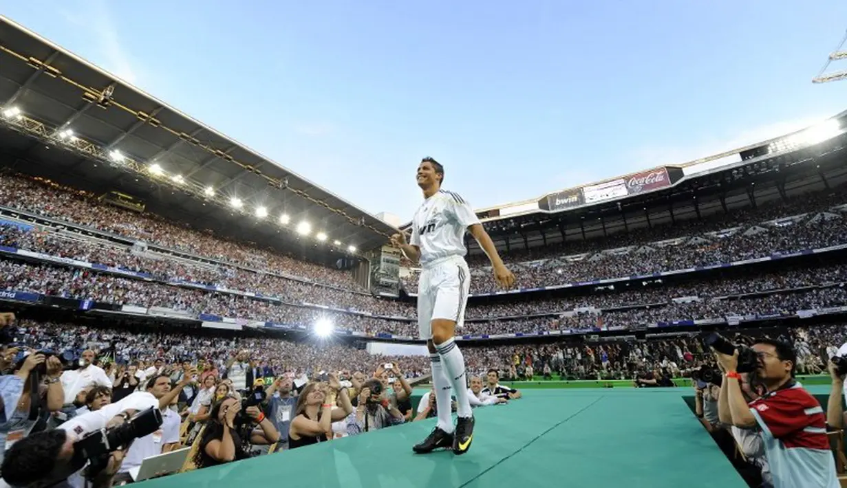 Cristiano Ronaldo saat diperkenalkan sebagai pemain baru Real Madrid di Stadion Santiago Bernabeu, Madrid, 6 Juli 2009. CR7 didatangkan dari MU dengan transfer sebesar 94 juta Euro. (AFP/Dani Pozo)
