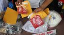 Polisi menunjukkan barang bukti hasil penggerebekan PT. Atlantis Jaya di Kelapa Gading, Mapolres Jakarta Utara, Senin (22/5). Polisi berhasil mengamankan 141 orang yang diduga melanggar UU No 4 Tahun 2008 tentang Pornografi. (Liputan6.com/Gempur M Surya)