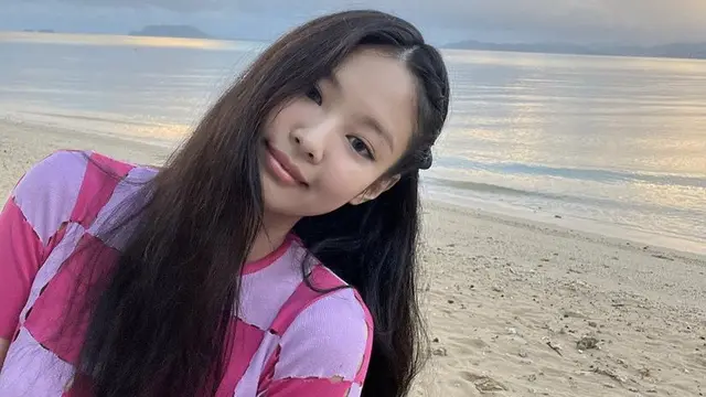 Gaya Jennie BLACPINK di Hawaii kenakan pakaian serba pink (@jennierubyjane)