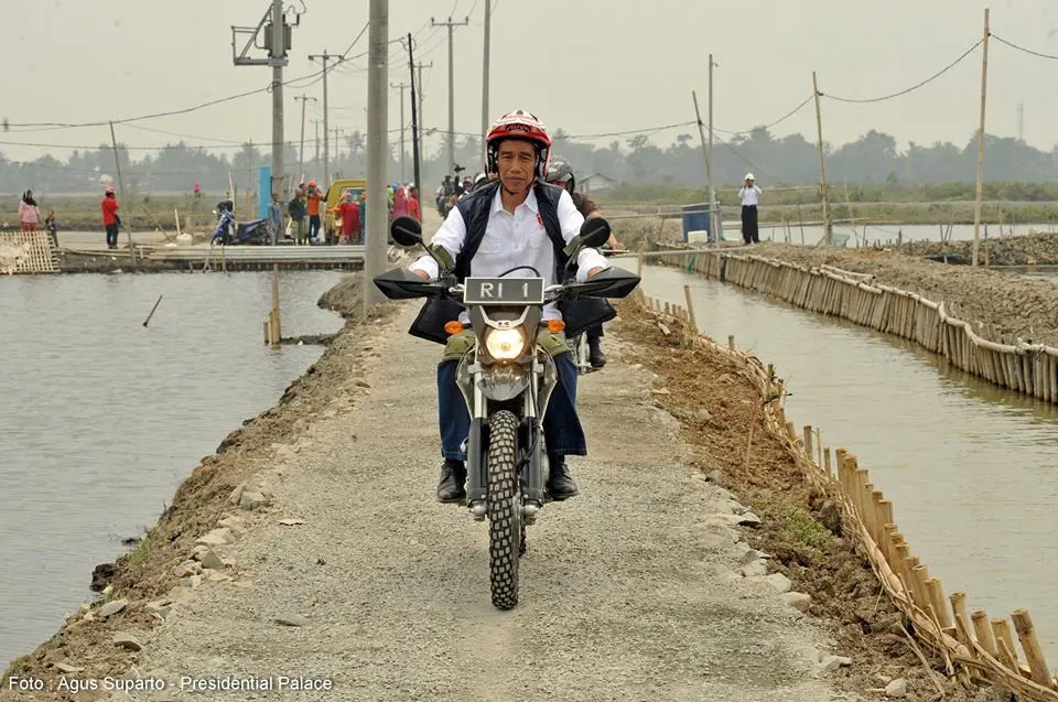 Jokowi mengendarai motor trail saat meninjau tambang udang di Muara Gembong, Bekasi. (Liputan6.com/Facebook Jokowi)
