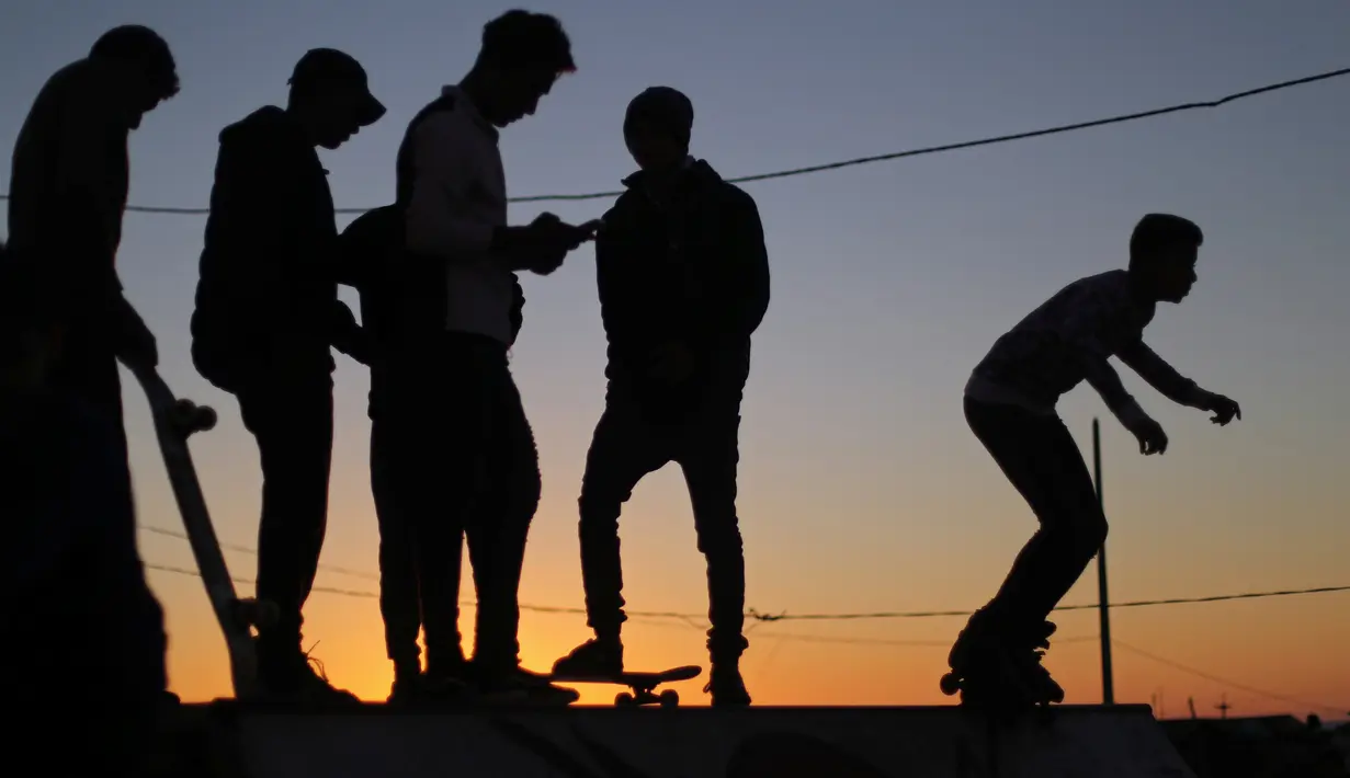 Anggota Gaza Skate Team mempraktekkan keterampilan skateboard dan sepatu roda di sebuah pelabuhan di Kota Gaza pada 8 Maret 2019. Mengambil nama “Gaza skate team”, kelompok yang beranggotakan 20 remaja itu menggelar latihan mingguan yang dipandu dua pelatih. (REUTERS/Mohammed Salem)